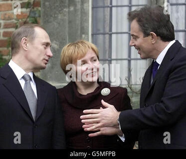 Der Präsident der Russischen Föderation, Vladimir Putin, verließ den Raum und seine Frau Ljudmila plaudern mit dem britischen Premierminister Tony Blair auf den Stufen von Chequers, dem Landsitz des Premierministers in der Nähe von Wendover England. * ....der russische Präsident war zu einem zweitägigen Besuch zu Gesprächen gekommen. Stockfoto