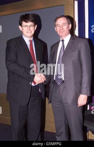 Der britische Verteidigungsminister Geoff Hoon (rechts) gratuliert Alan Rusbridger von der Zeitung The Guardian, der im Londoner Cafe Royal die „What The Papers Say Awards 2001“ als Herausgeber des Jahres gewonnen hat. Stockfoto