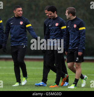 Alex Oxlade-Chamberlain von Arsenal (links) spricht mit Jack Wilshere (rechts) als Kieran Gibbs (versteckt) und Mikel Arteta (Mitte) während einer Trainingseinheit in London Colney, Hertfordshire. Stockfoto