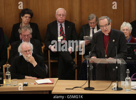 Rowan Williams, der scheidende Erzbischof von Canterbury (links), hört eine Rede des rechten Reverend Nigel McCulloch, Bischof von Manchester, Während einer Sitzung der Generalsynode der Kirche von England - wo eine Abstimmung über die endgültige Genehmigung der Gesetzgebung zur Einführung der ersten Frauen Bischöfe stattfinden wird - im Church House in Zentral-London. Stockfoto