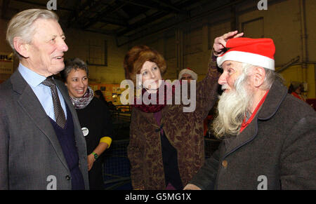 Die Patronin der Krise, Prinzessin Alexandra, begleitet von ihrem Mann Sir Angus Ogilvy (links) und der Chefin der Krise, Shaka Ghosh, unterhalten sich mit dem Schläfer Kevin Claudius, 71, (rechts) im East London Christmas Shelter für Obdachlose der Wohltätigkeitsorganisation. Stockfoto