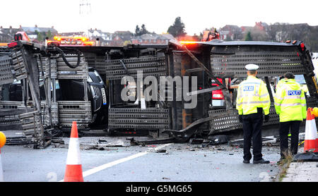 Ein Auto kann im Wrack eines Autotransporters gesehen werden, da es auf der nordwärts gelegenen M1-Fahrbahn bei Wakefield nach einem Unfall, der heute die Autobahn gesperrt hat, abgeräumt wird. Stockfoto