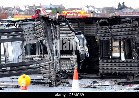 Das Wrack eines Autotransporters wird auf der nordwärts gelegenen Autobahn M1 bei Wakefield nach einem Unfall, der heute die Autobahn gesperrt hat, geräumt. Stockfoto