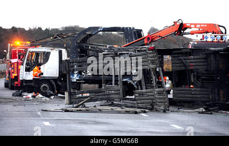 Auto Transporter LKW wirft Last Stockfoto