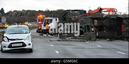 Auto Transporter LKW wirft Last Stockfoto