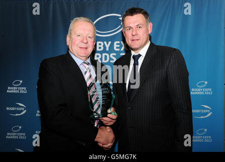 Gewinner des hervorragenden Beitrags zum Rugby Bill Beaumont CBE (l) mit seiner Plakette bei den Rugby Expo Awards 2012 und Abendessen im LIVE Room, Twickenham. Stockfoto