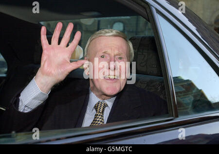 Der langjährige Sender Jimmy Young verlässt das Broadcasting House im Zentrum von London. Sir Jimmy, 80, einer der bekanntesten Persönlichkeiten im britischen Radio, wurde in der Neujahrs-Ehrenliste zum Ritter geschlagen. Stockfoto