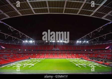 Absolute Radio RnR Fußball Jungs abends - Wembley-Stadion Stockfoto