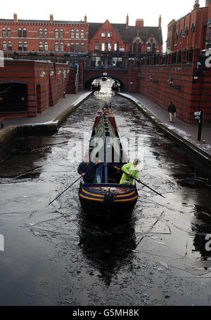 Das Barnett, das Eisbrecherboot der British Waterways, fährt durch das Eis am Broad Street Tunnel. Mit traditionellen Schmalbooten mit V-förmigem Bug brechen Teams von Ingenieuren Eisschwaden auf, die Teile des britischen 2,000-Meilen-Kanalnetzes eingefroren haben. Stockfoto