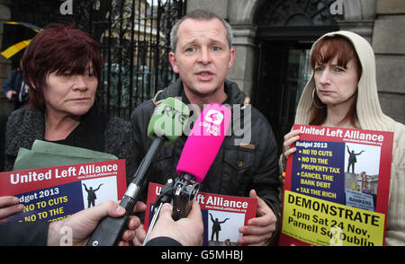 (Von links nach rechts) Joan Collins, Richard Boyd Barrett und Clare Daley von der United Left Alliance TD vor dem Leinster House in Dublin, um einen Anti-Austerity-Protest vor dem Budget zu fördern, der diesen Samstag im Stadtzentrum von Dublin stattfinden soll. Stockfoto