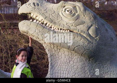 Imogen Smith, 8 Jahre alt, aus Buckinghamshire, posiert mit einem Modell Iguanodon im Crystal Palace Park, London. *...der weltweit erste Dinosaurier- und prähistorische Tierpark mit 29 erstaunlichen lebensgroßen Statuen wurde fast 150 Jahre nach seiner Erbauungszeit zu seinem früheren Glanz restauriert. Das Projekt ist Teil der 3.6 Millionen Restaurierung des historischen Crystal Palace Parks des Bromley Council und ist Teil eines Geological Time Trail, der die geologische Geschichte Großbritanniens über Milliarden von Jahren verfolgt und mit Hilfe von Experten der Londoner Greenwich University abgeschlossen wurde. Stockfoto