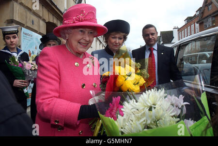 Königin Elizabeth II bekommt Blumen, als sie das kürzlich renovierte Bristol Old Vic Theatre verlässt. Stockfoto