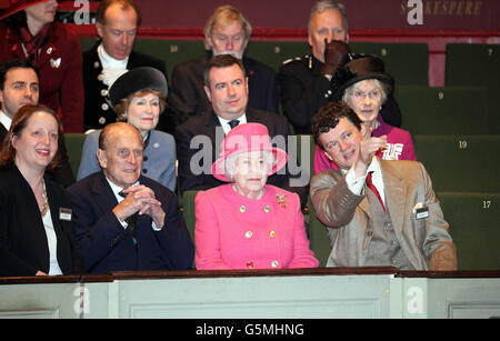 Königin Elizabeth II. Wird von dem Herzog von Edinburgh begleitet und wird vom künstlerischen Leiter Tom Morris (rechts) um das kürzlich renovierte Bristol Old Vic Theatre gezeigt. Stockfoto