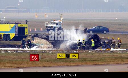 Die Szene am Birmingham International Airport, in der fünf Menschen nach einem Absturz eines privaten Executive Jets in einem Feuerball beim Start tot gefürchtet wurden. Das Flugzeug mit drei Besatzungen und zwei Passagieren wurde um 12.07 Uhr in Brand gesetzt. * West Midlands Ambulance Service sagte, dass vier Menschen tot gefürchtet wurden und eine Person als vermisst gedacht wurde. Es wurde verstanden, dass das Flugzeug, ein zweimotoriger Canadair Challenger-Exekutivjet, nach Bangor, Maine, USA abflog - der Stadt, in der das Flugzeug vermutlich registriert wurde. Augenzeugen berichteten, dass eine der Flügelspitzen des Strahls die berührte Stockfoto