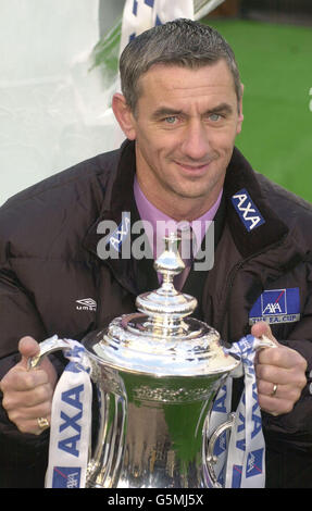 Der ehemalige Stürmer von Welsh International und Liverpool, Ian Rush, hält die echte AXA gesponserte F.A. hoch Pokaltrophäe, vor einer riesigen Replik-Eisskulptur des Pokals, am Leicester Square im Zentrum von London. * die F.A. Cup Dritte Runde beginnt im ganzen Land mit einigen Spielen befürchtet zweifelhaft aufgrund von eisigen Wetterbedingungen. Stockfoto