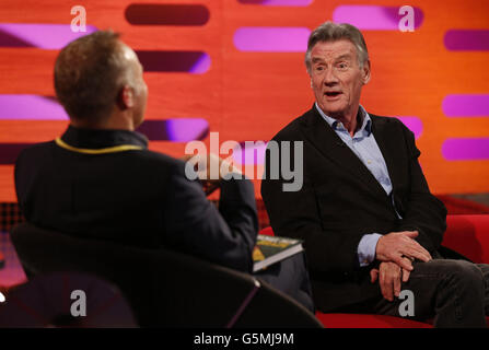 (Von links nach rechts) die Moderatorin Graham Norton und Michael Palin während der Dreharbeiten zur Graham Norton Show in den Londoner Studios, South London, die am Freitagabend auf BBC One ausgestrahlt werden. Stockfoto