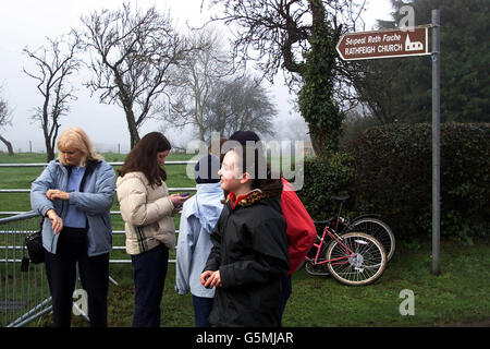 Fans warten vor der Church of the Immaculate Conception, Rathfeigh, Co. Meath, wo der Sänger der irischen Boy-Band Westlife Bryan McFadden den ehemaligen Atomic Kitten-Sänger Kerry Katona heiratet. Stockfoto