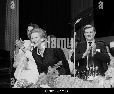 Premierministerin Margaret Thatcher wurde von Cecil Parkinson, rechts, während der Wahlsiegfeiern im Zentralbüro der Konservativen Partei am Tag nach dem Wahltag applaudiert. Stockfoto
