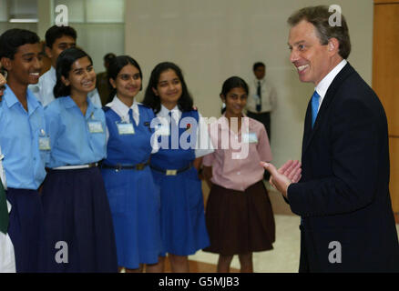 Premierminister Tony Blair trifft lokale Schulkinder des Catch Them Young Programms in Bangalore, Indien. Blair ist auf der zweiten Etappe seiner drei-Nationen-Tour durch Südasien. Stockfoto