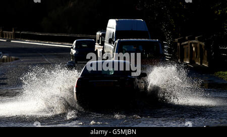 Autos machen ihren Weg durch Hochwasser auf Pershore High Street in Pershore, Worcestershire. Stockfoto