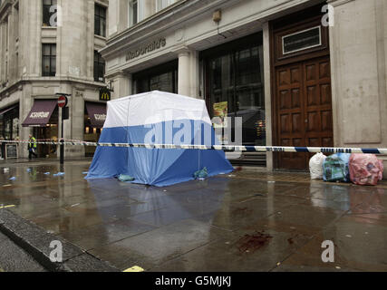 Ein Polizeizelt und eine Absperrung am Ort eines Messer-Vorfalls außerhalb von McDonald's in der Regent Street im Zentrum von London. Stockfoto