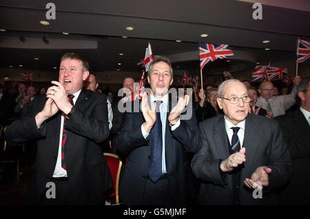 Ian Paisley Jnr MP (Mitte) mit Parteikollegen applaudieren dem DUP-Führer Peter Robinson und dem ersten Minister für Nordirland auf der Jahreskonferenz der Partei im La Mon House Hotel außerhalb von Belfast. Stockfoto