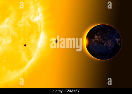 Erde, Venus, Merkur in der Umlaufbahn um die Sonne. Der Sonnen-Durchmesser beträgt ca. 109 mal die Erde Stockfoto