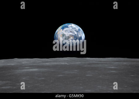 Erde und Oberfläche des Mondes. Stockfoto