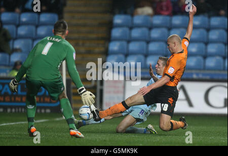 Carl Baker von Coventry City hat während des npower Football League One-Spiels in der Ricoh Arena in Coventry einen Schuss von Johannes Ertl von Portsmouth blockiert. Stockfoto