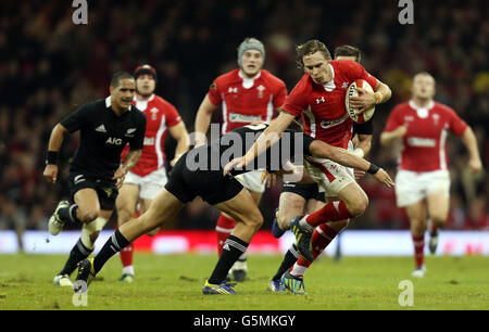 Rugby Union - Dove Men Series - Wales / Neuseeland - Millennium Stadium. Der walisische Liam Williams wird während des Spiels der Dove Men Series im Millennium Stadium in Cardiff vom neuseeländischen Isreal Dagg angegangen. Stockfoto