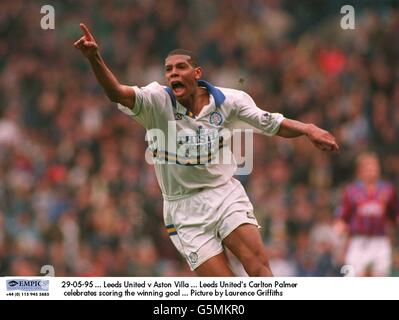 Carlton Palmer von Leeds United feiert das Tor zum Sieg Stockfoto