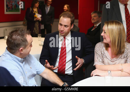 Der Duke of Cambridge (Mitte) bei einem Empfang im Millennium Stadium in Cardiff, wo er als Schirmherr des Welsh Rugby Charitable Trust (WRCT) vor der internationalen Begegnung zwischen Wales und Neuseeland im Stadion mit Unterstützern und Begünstigten zusammentraf. Stockfoto