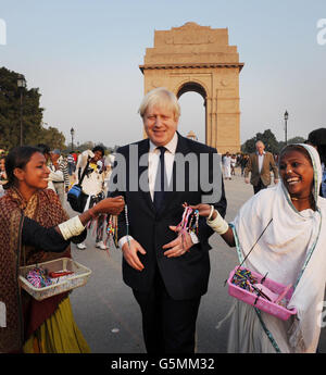 Der Bürgermeister von London, Boris Johnson, wird von Straßenverkäufern am India Gate in Neu-Delhi gejagt, auf der ersten einer sechstägigen Tour durch Indien, wo er versuchen wird, indische Unternehmen zu überzeugen, in London zu investieren. Stockfoto