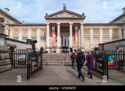 Vor dem Eingang des Ashmolean Museum, Oxford, Vereinigtes Königreich Stockfoto