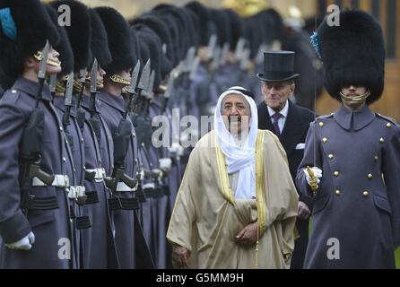 Der Amir des Staates Kuwait, seine Hoheit Scheich Sabah Al-Ahmad Al-Jaber Al-Sabah, gefolgt vom Herzog von Edinburgh, während sie Mitglieder des 1. Bataillons der irischen Garde inspizieren, im Schloss Windsor am ersten Tag seines Staatsbesuchs in Großbritannien. Stockfoto