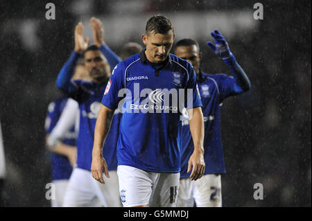 Peter Lovenkrands von Birmingham City kann seine Dejektion nicht verbergen, da Teamkollegen Rob Hall (rechts) und haden Mullins (links) die Fans im Hintergrund nach dem Spiel applaudieren Stockfoto