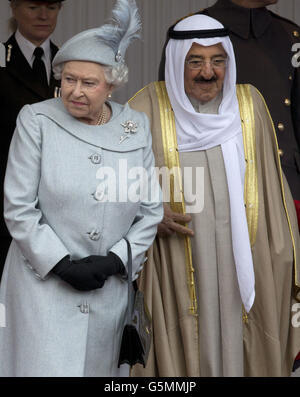 Der Amir des Staates Kuwait, seine Hoheit Scheich Sabah Al-Ahmad Al-Jaber Al-Sabah, geht mit Königin Elisabeth II. Zusammen, als sie ihn am ersten Tag seines Staatsbesuchs in Großbritannien im Schloss Windsor begrüßt. Stockfoto