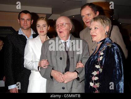 John Bayley (C) Ehemann der verstorbenen Dame Iris Murdoch, mit Stars des Films, (L-R) Hugh Bonneville, Kate Winslet, Jim Broadbent und Dame Judi Dench bei einem Presseempfang im Washington Hotel im Zentrum von London, vor der Premiere von "Iris" im Curzon Mayfair. * der Film folgt der Geschichte der 1999 verstorbenen Buchpreisträgerin und Philosophin Iris Murdoch, gespielt von Kate Winslet und Judi Dench. Stockfoto