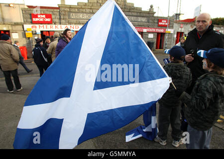 Rugby Union - EMV-Test - Schottland / Tonga - Pittodrie Stadium. Fans vor dem Spiel vor dem Pittodrie Stadium, dem Heimstadion des Fußballclubs Aberdeen Stockfoto
