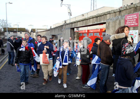 Rugby Union - EMV-Test - Schottland / Tonga - Pittodrie Stadium. Fans vor dem Spiel vor dem Pittodrie Stadium, dem Heimstadion des Fußballclubs Aberdeen Stockfoto