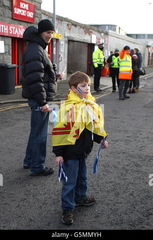 Rugby Union - EMV-Test - Schottland / Tonga - Pittodrie Stadium. Fans vor dem Spiel vor dem Pittodrie Stadium, dem Heimstadion des Fußballclubs Aberdeen Stockfoto
