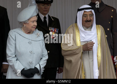 Der Emir von Kuwait Scheich Sabah Al Ahmed Al Sabah und die britische Königin Elizabeth II. Sprechen zusammen, während sie ihn am ersten Tag seines Staatsbesuchs in Großbritannien in Windsor Castle begrüßt. DRÜCKEN Sie VERBANDSFOTO. Bilddatum: Dienstag, 27. November 2012. Siehe PA Geschichte ROYAL Kuwait. Bildnachweis sollte lauten: Alastair Grant/PA Wire Stockfoto