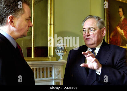 Der schottische erste Minister Jack McConnell (links) traf sich mit dem Gouverneur der Bank of England Edward George im Bute House in Edinburgh. Die beiden trafen sich, um eine Reihe von Fragen zu diskutieren, die die schottische Wirtschaft betreffen. Stockfoto