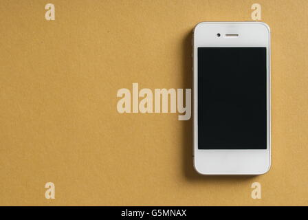 Smartphone auf Tisch Stockfoto