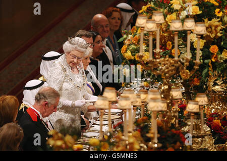 Königin Elizabeth II. Hält am ersten Tag seines Staatsbesuches in Großbritannien eine Rede während eines Staatsbanketts für seine Hoheit, den Amir Sheikh Sabah Al-Ahmad Al-Jaber Al-Sabah von Kuwait. Stockfoto