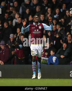 Fußball - Barclays Premier League - Aston Villa gegen Reading - Villa Park. Christian Benteke von Aston Villa feiert das Tor zum Eröffnungstreffer des Spiels Stockfoto