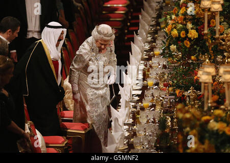 Königin Elizabeth II. Nimmt am ersten Tag seines Staatsbesuches in Großbritannien ihren Platz bei einem Staatsbankett für seine Hoheit, den Amir Sheikh Sabah Al-Ahmad Al-Jaber Al-Sabah aus Kuwait (links) im Schloss Windsor ein. Stockfoto