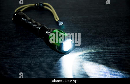 Hand-held Taschenlampe. Stockfoto