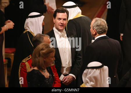 Schatzkanzler George Osborne trifft am ersten Tag seines Staatsbesuches in Großbritannien beim Staatsbankett seiner Hoheit, des Amir Sheikh Sabah Al-Ahmad Al-Jaber Al-Sabah von Kuwait, in Schloss Windsor ein. Stockfoto