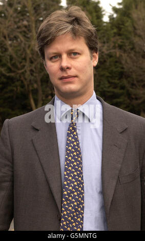 Peter Touche verlässt den St. Pancras Coroner's Court in London, um den Tod seiner Frau Laura zu suchen, die nach der Geburt von Zwillingen starb. Die Untersuchung sollte beginnen, nachdem Touche einen Kampf vor dem Obersten Gerichtshof gewonnen hatte, um die Tragödie untersuchen zu lassen. * Laura Touche, 31, starb im exklusiven Portland Krankenhaus in London eine Woche, nachdem sie Zwillingsjungen geboren hatte, aber ein Leichenbeschauer erklärte, dass eine Untersuchung unnötig sei und behauptete, sie sei an natürlichen Ursachen gestorben. Lwgallery Stockfoto